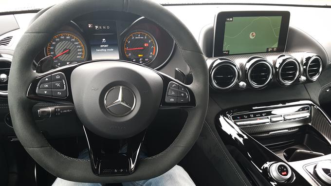 Položaj za volanom je seveda vrhunski. Pri Mercedes-Benzu bi morda lahko tudi digitalni zaslon naredili malo manj klasični. In še to - so štirje okrogli zračniki naključje ali vržena rokavica Audiju? | Foto: Gregor Pavšič