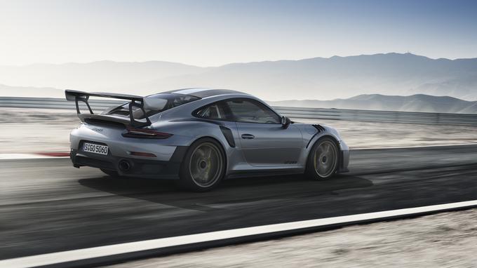 911 GT2 RS za razliko od modela 911 turbo nima štirikolesnega pogona. Velika sila stroja je speljana zgolj na zadnji kolesni par, kar bodo cenili tisti največji vozniški sladokusci.  | Foto: Porsche