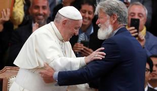 Papež na obisku pri Opeki: Uboštvo ni stvar usojenosti #foto #video