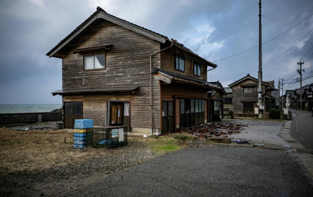 hiša, Japonska, potres, ribiška vas, Akasaki | Nedavni potres na Japonskem in njegovi številni popotresni sunki so zahtevali najmanj 161 smrtnih žrtev, okoli sto ljudi pa še vedno pogrešajo. | Foto Twitter/X/@zetacompa