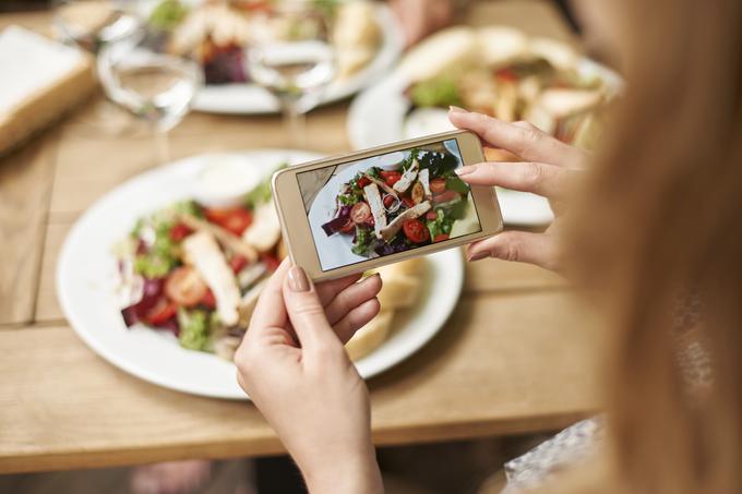 Fotografiranje hrane za Instagram je pravzaprav koristno, saj s tem krožniku namenite več pozornosti. Zaradi tega je bolj barvit, hranljiv in slasten. Ko naredite fotografijo hrane, pa le odložite mobilnik in v miru uživajte v tem, kar ste pripravili. | Foto: Thinkstock
