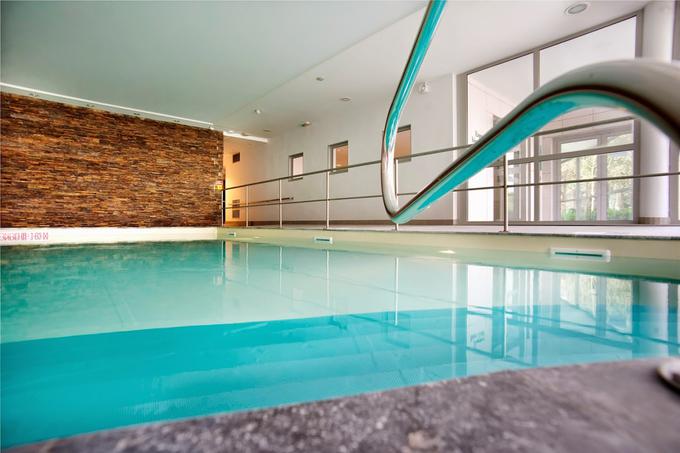 V obsežnem wellnessu je med drugim tudi ogrevan bazen. | Foto: spletne strani hotelov