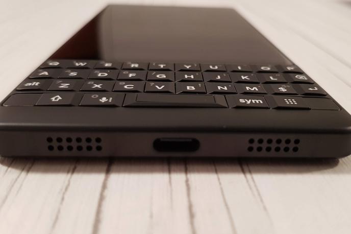 BlackBerry Key2 | Polna tako imenovana tipkovnica qwerty je že desetletje zaščitni znak pametnih telefonov BlackBerry. Ta se danes še kot zadnje veliko ime mobilne industrije otepa zaslonov, ki bi prekrili celo sprednjo ploskev naprave in tipkovnico dokončno upokojili.  | Foto Matic Tomšič