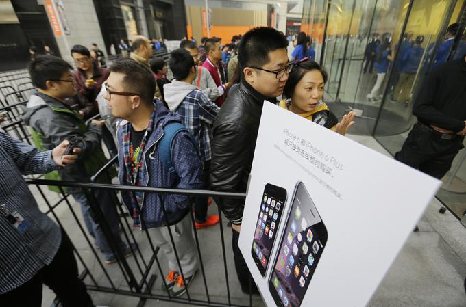 Bodo dolge vrste kitajskih kupcev pred Applovimi trgovinami ostale le še bled spomin na stare čase? | Foto: Reuters