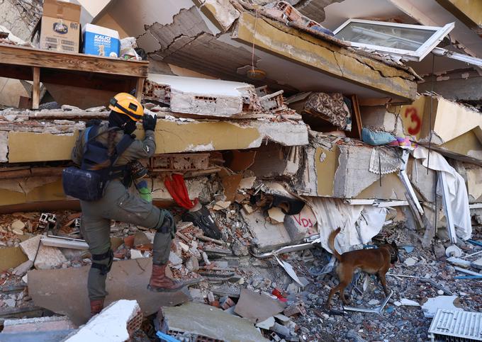 Član izraelske reševalne ekipe in pes za iskanje in reševanje iščeta preživele v Kahramanmarasu.  | Foto: Reuters