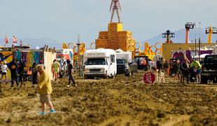 Priljubljeni festival se je spremenil v polomijo, 70 tisoč ljudi ujetih v blatu #video