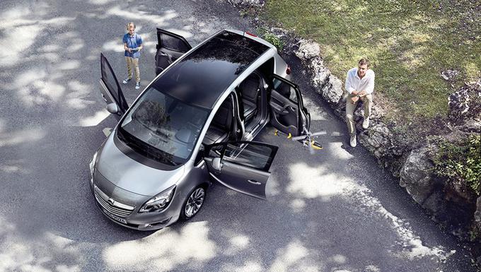 Edinstvena zadnja vrata Merive s tečaji zadaj omogočajo lažje vstopanje v zadnji del avtomobila in izstopanje iz njega. Vrata FlexDoors® so tudi varnejša, zlasti za mlade družine. Starši lahko lažje pripnejo otroke na zadnjih sedežih, za malčke pa je izstopanje iz avtomobila varnejše. Foto: Opel.
 | Foto: 