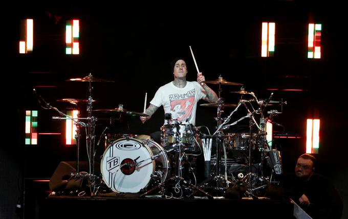 Travis je bobnar skupine Blink-182. | Foto: Reuters