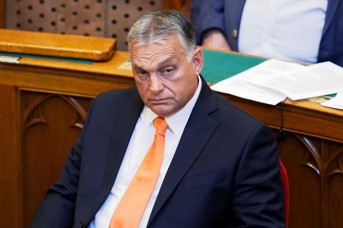 Viktor Orban | Madžarski premier Viktor Orban je v petek na srečanju s srbskim predsednikom Aleksandrom Vučićem v Beogradu komentiral odločitev evropskega parlamenta, ki je v četrtek obsodil "namerne in sistematske napore madžarske vlade", da spodkopava evropske vrednote. Dejal je, da to razume kot šalo. | Foto Reuters
