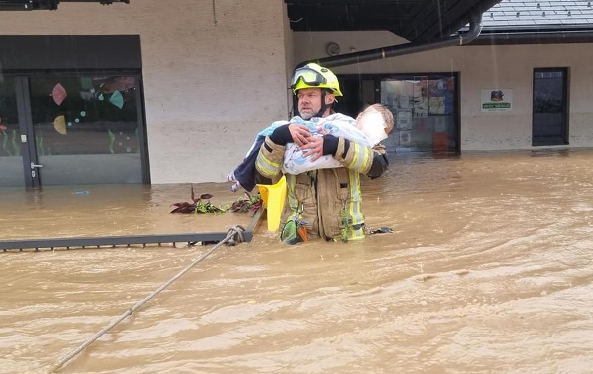 Sandi Zajc | Gasilec Sandi Zajc je nesebično pomagal reševati malčke iz poplavljenega vrtca, medtem ko mu je voda zalila in uničila celoten dom. | Foto PGD Mengeš