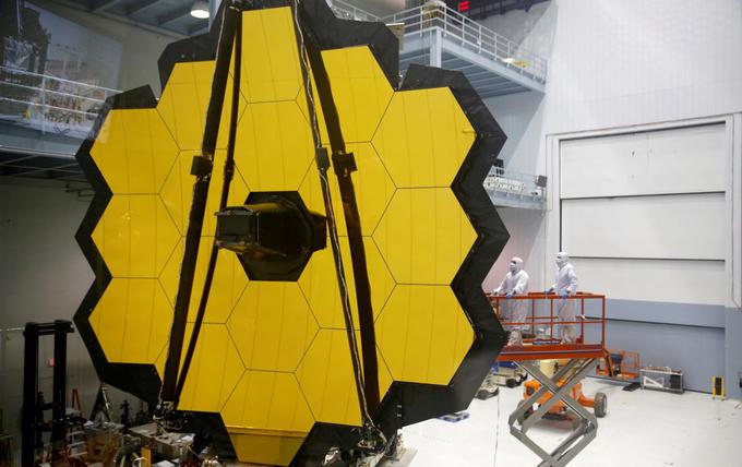 ESA sodeluje tudi pri gradnji vesoljskega teleskopa James Webb, ki ga bodo v vesolje spravili in vklopili predvidoma oktobra prihodnje leto. James Webb ne bo nadomestil Hubbla, ki bo po ocenah znanstvenikov deloval še približno 15 ali 25 let, temveč bo človeštvu omogočil globlji pogled v vesolje v infrardečem barvnem spektru. | Foto: Reuters
