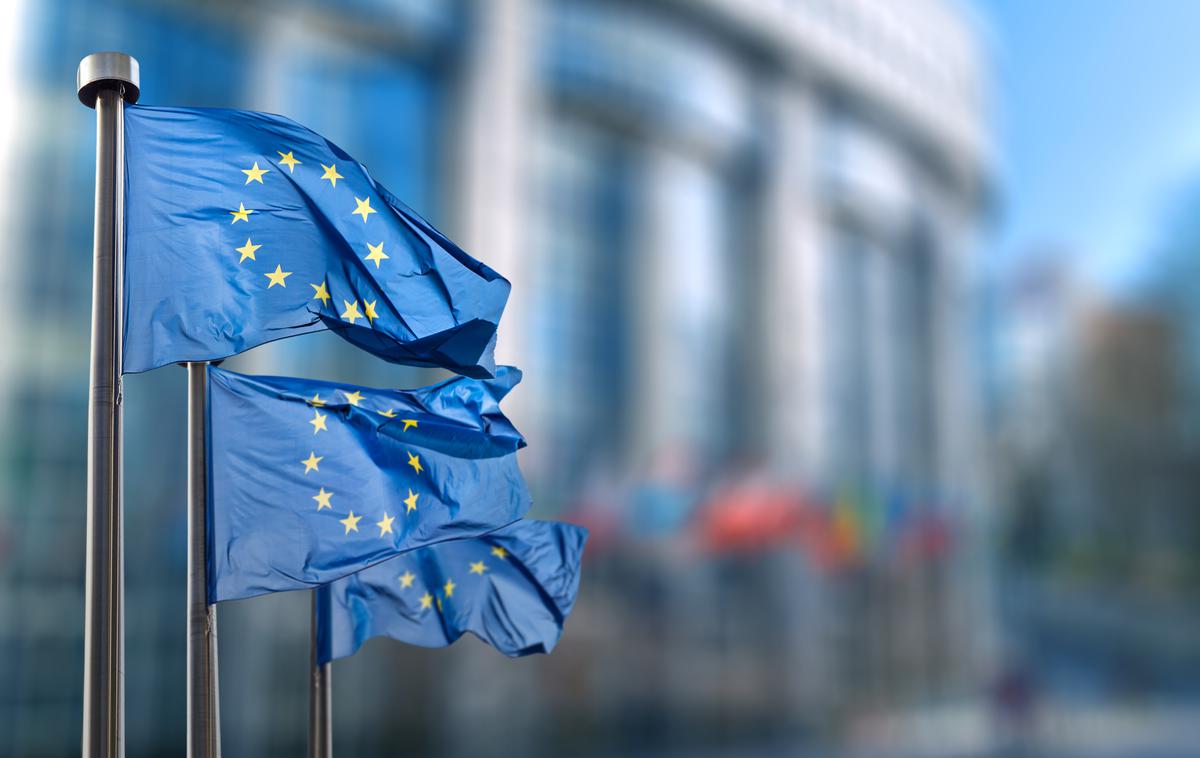 Evropska unija, zastava | Voditelji držav članic EU so v četrtek potrdili začetek pristopnih pogajanj z BiH. Vrh je v sklepih pozval Evropsko komisijo, naj pripravi pogajalski okvir z namenom njegovega sprejetja v Svetu EU, ko bodo sprejeti vsi ustrezni koraki, ki jih je oktobra 2022 določila Evropska komisija. | Foto Shutterstock