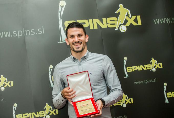 Hrvaški branilec Kopra Toni Datković, ki je 1. SNL sprva spoznaval v dresu Zavrča, je bil nominiral za najboljšo enajsterico. | Foto: Vid Ponikvar