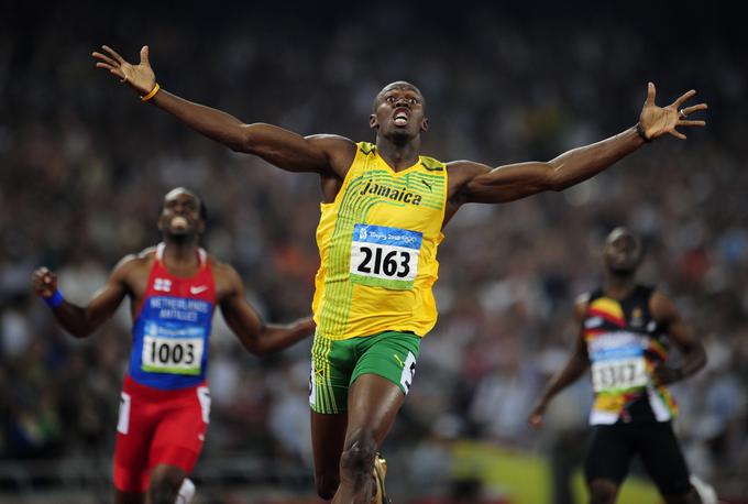 Na olimpijskih igrah v Pekingu je Bolt začel svojo ero nepremagljivosti, ki je trajala vse do letošnjega prvenstva. Osvojil je tri zlate medalje s tremi svetovnimi rekordi. Pozneje se je izkazalo, da je bil Nesta Carter, ki je bil član jamajške štafete, dopingiran, ob zlato medaljo pa je bil zaradi tega tudi Bolt. | Foto: Reuters
