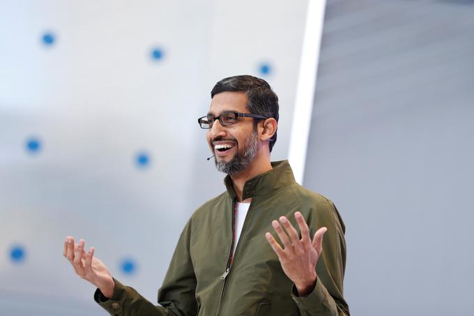 Sundarju Pichaiu, direktorju podjetja Google, se je na predstavitvi Duplexa upravičeno smejalo. Toliko prahu namreč že lep čas ni dvignil noben drug Googlov izdelek.  | Foto: Reuters