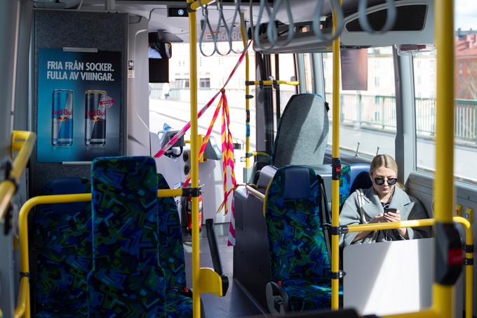 Mestni avtobus v Stockholmu - maske niso obvezne, a s čim več dela na domu želijo zmanjšati obremenjenost javnega prometa in tako olajšati potovanje predvsem tistim, ki so zaposleni na delovnih mestih brez možnosti dela od doma. | Foto: Reuters