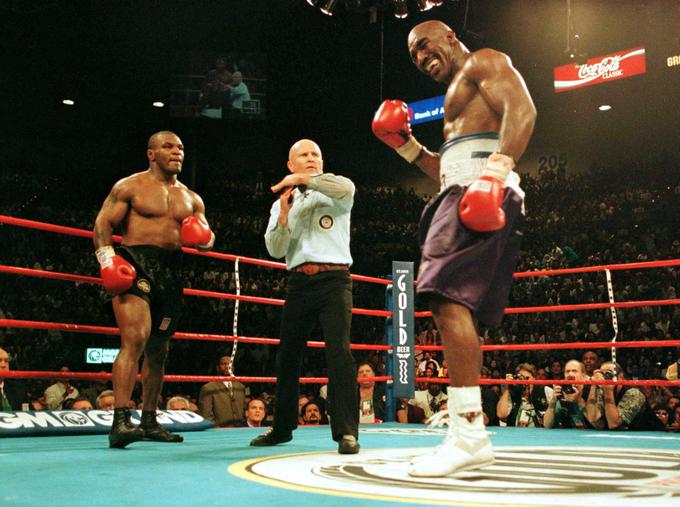 Ko sta se Mike Tyson in Evander Holyfield pomerila zadnjič, je bil Železni Mike diskvalificiran. | Foto: Reuters
