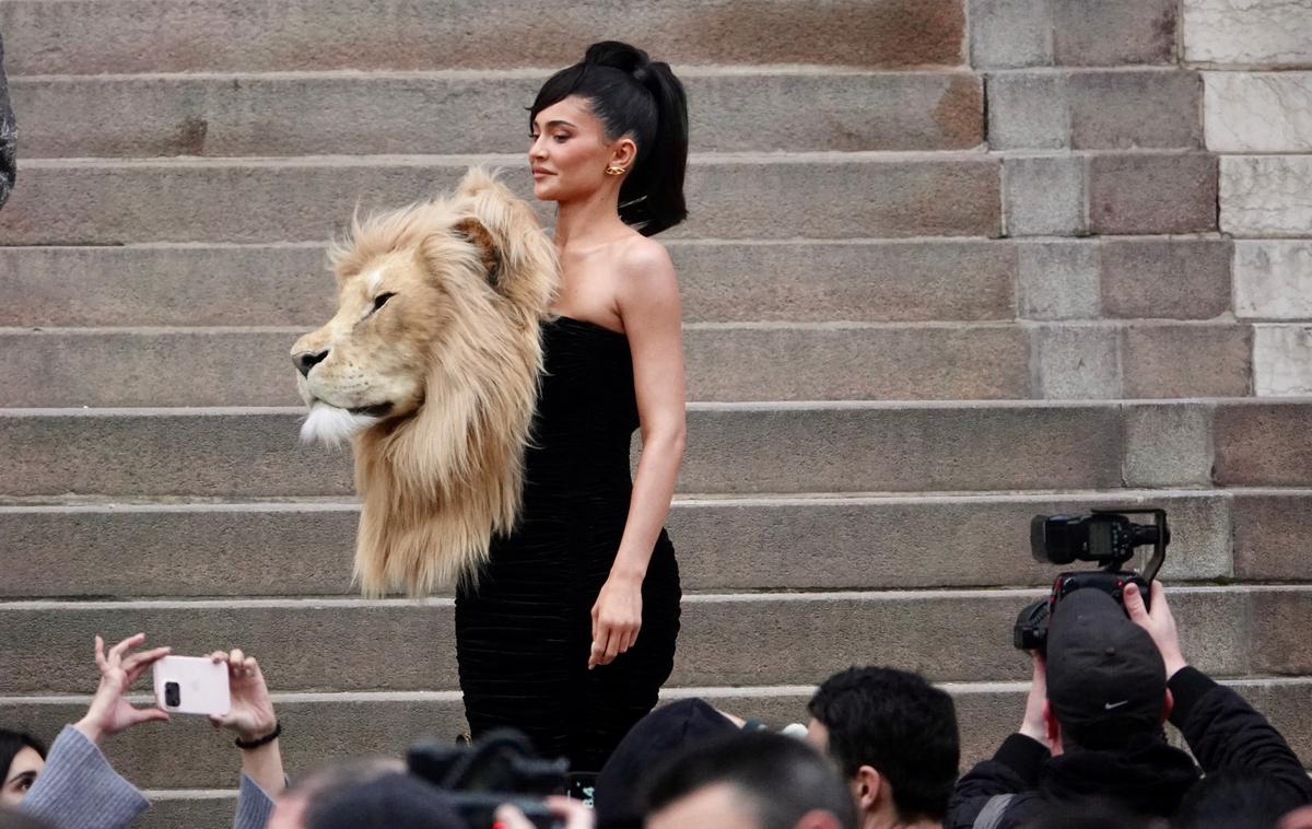 Kylie Jenner Pariz | Pozitiven odziv organizacije Peta za Jennerjevo pomeni velik preobrat, v preteklosti so jo namreč pogosto kritizirali zaradi nošenja pravega krzna. | Foto Profimedia