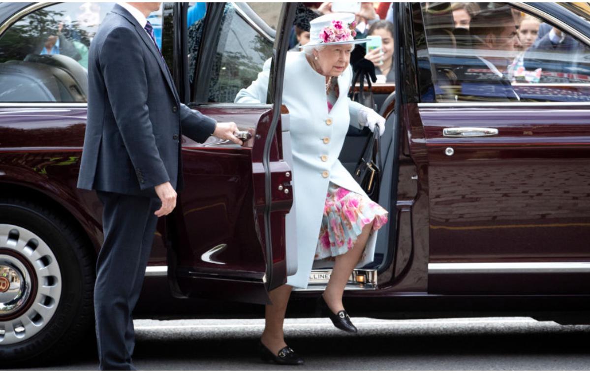 kraljica Elizabeta II. | Njeno visočanstvo že od nekdaj najraje nosi par črnih čevljev z nizko peto znamke Anello & Davide. En par kraljičinih čevljev stane tisoč funtov (približno 1.100 evrov). | Foto Getty Images
