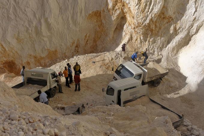 Indijski organizirani kriminal, ki se ukvarja s peskom, na mesec ustvari več kot 14 milijonov evrov prihodkov. Kliknite na fotografijo za vir in raziskavo. | Foto: Reuters