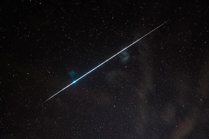 Znanstvenika predpostavljata, da je bil meteor, ki je nad Papuo Novo Gvinejo zgorel 8. januarja 2014, počez velik le dober meter in da je najverjetneje razpadel v atmosferi, a da bi lahko delci medzvezdnega materiala vendarle končali v južnem Tihem oceanu.  | Foto: Thomas Hilmes/Wikimedia Commons
