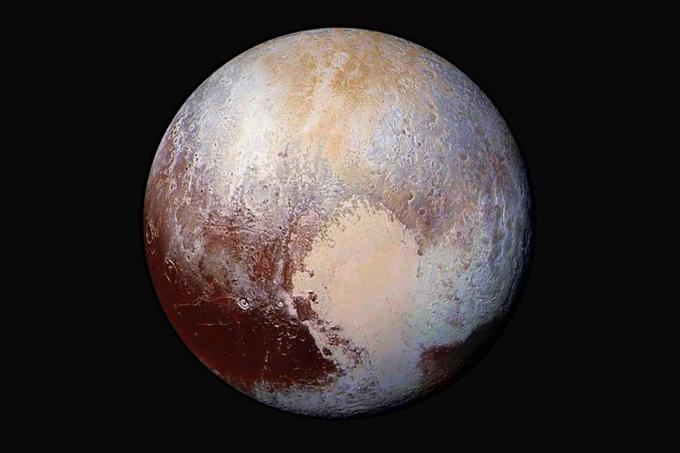 Eno od njih je plovilo New Horizons leta 2015 že obiskalo in sicer Pluton, ki je leta 2006 izgubil status pravega planeta. Znanstveniki so ga namreč uvrstili v kategorijo pritlikavih planetov, med vsemi znanimi pa je Pluton največji in drugi najbolj masiven. Je tudi največje telo v Kuiperjevem pasu. Plutona tako od blizu, kot smo lahko ga na fotografijah leta 2015 (to je ena od njih), najverjetneje ne bomo videli še dolgo.  | Foto: Reuters