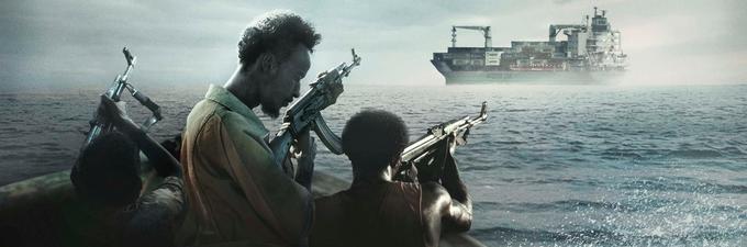 Paul Greengrass prinaša resnično zgodbo o ameriški tovorni ladji Maersk Alabama, ki jo ugrabijo somalijski pirati leta 2009. Film se osredotoča na odnos med ladijskim poveljnikom Richardom Phillipsom (Tom Hanks) in vodjo piratov Musejem (za oskarja nominiran Barkhad Abdi), ki kapitana vzame za talca. Šest nominacij za oskarja, tudi za najboljši film in stranskega igralca (Abdi). • V torek, 12. 6., ob 20. uri na Kino.* │ Film je na voljo tudi v videoteki DKino.

 | Foto: 