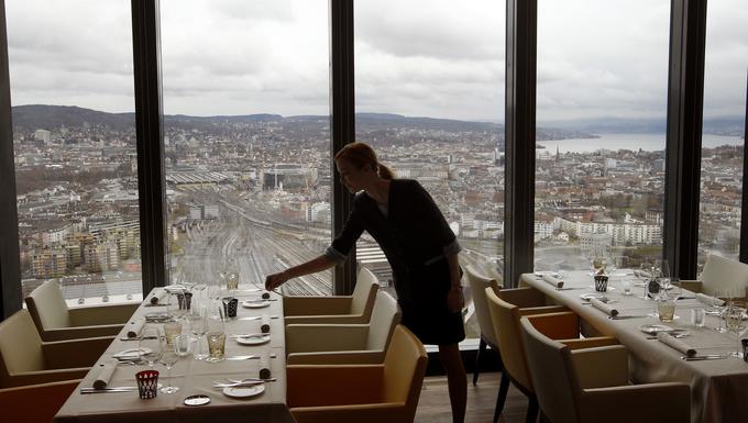 Večerja za dva vas bo v Zürichu stala veliko denarja. | Foto: Reuters