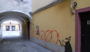V Kranju so se pojavili grafiti slovitega Banksyja