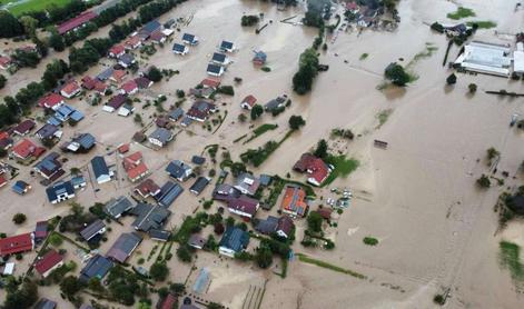 Vlada za sanacijo poplav predvideva 2,3 milijarde evrov