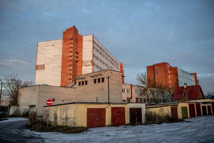 Narva | Narva je bila v sovjetskih časih mesto z močno industrijo. Mesto ima v primerjavi z estonskim povprečjem precej visoko brezposelnost, tudi plače so nižje od estonskega povprečja. Za nameček je izbruh vojne v Ukrajini prekrižal načrte o gradnji novih industrijskih objektov v mestu. | Foto Guliverimage