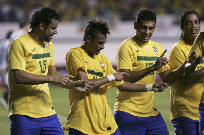 Neymar je svojčas slačilnico brazilske reprezentance delil tudi z velikim Ronaldinhem. | Foto: Reuters