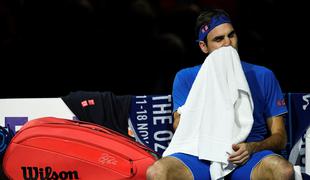 Roger Federer naletel na mino