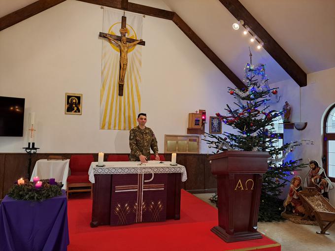 V Natovi vojaški bazi Film City v bližini Prištine stoji cerkev, v kateri opravljajo bogoslužja.  | Foto: Aleksander Kolednik