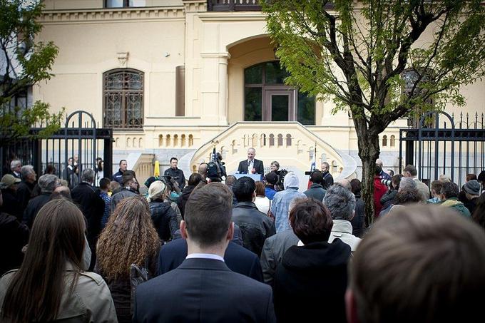 Joseph Mussomeli je optimističen, ker mlajše generacije niso več toliko obremenjene s povojno zgodovino, čeprav "nekatere med njimi starši in stari starši zastrupljajo s starimi zgodbami o tem, kako dobra je ena stran ali kako slaba je druga". | Foto: Ana Kovač