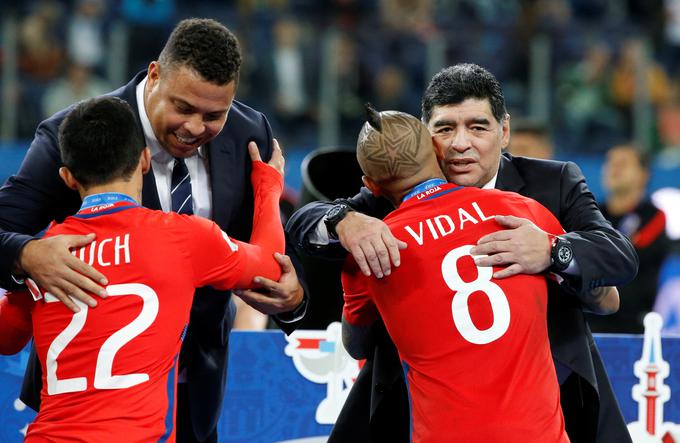Razočarane čilske nogometaše sta tolažila tudi slovita Ronaldo in Diego Armando Maradona. | Foto: Reuters
