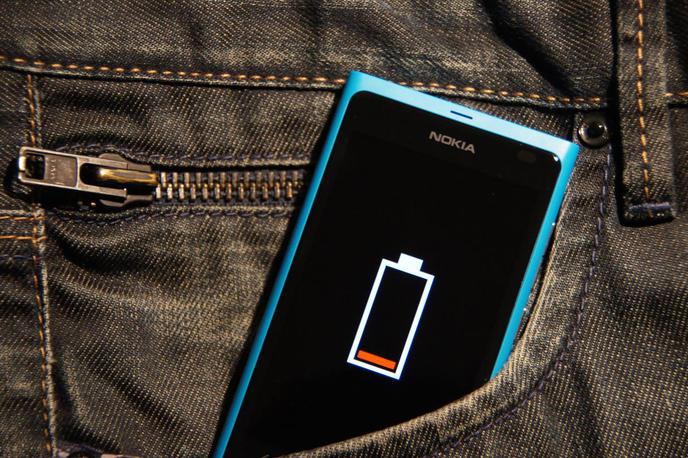 Telefon, prazna baterija | Foto Thinkstock