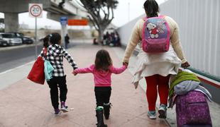 Trumpova vlada bi staršem zaračunala stroške vračanja odvzetih otrok