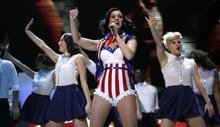 Katy Perry v simbolih in barvah ameriške zastave