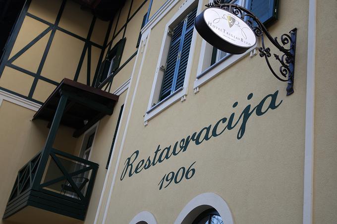 Restavracija v blejskem hotelu Triglav ima najspektakularnejši razgled na jezero, temu pa znajo slediti tudi s ponudbo na krožniku. | Foto: Ana Kovač