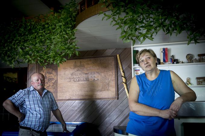Obiskovalce Planinskega doma na Kalu že več kot 30 let sprejemata Slavica Resman in njen mož. | Foto: Ana Kovač