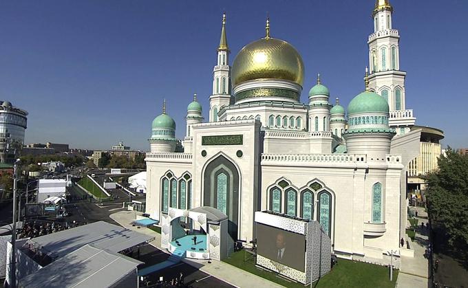 Vladimir Putin je leta 2015 odprl največjo mošejo v Moskvi, ki lahko sprejme deset tisoč vernikov. V Ruski federaciji, ki šteje okoli 145 milijonov prebivalcev, po nekaterih ocenah živi okoli 20 milijonov muslimanov. | Foto: Guliverimage/Vladimir Fedorenko