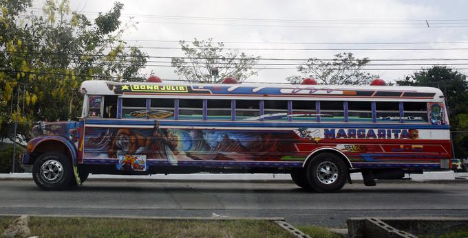 Menda bolj od tega skoraj ni mogoče porisati avtobusa. Ali pač? Prebivalci Paname trdijo, da so rdeči vragi del njihove kulture javnega prevoza. | Foto: Reuters