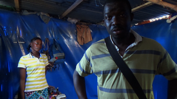 Kumut je v filmu na poti svoje vrnitve na afriško celino posnel tudi pogovore z ljudmi, ki jih je srečal. Gre za različne begunske zgodbe. | Foto: 