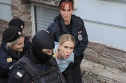 Ruska policija vdrla v pisarno nesojene moskovske svetnice #video