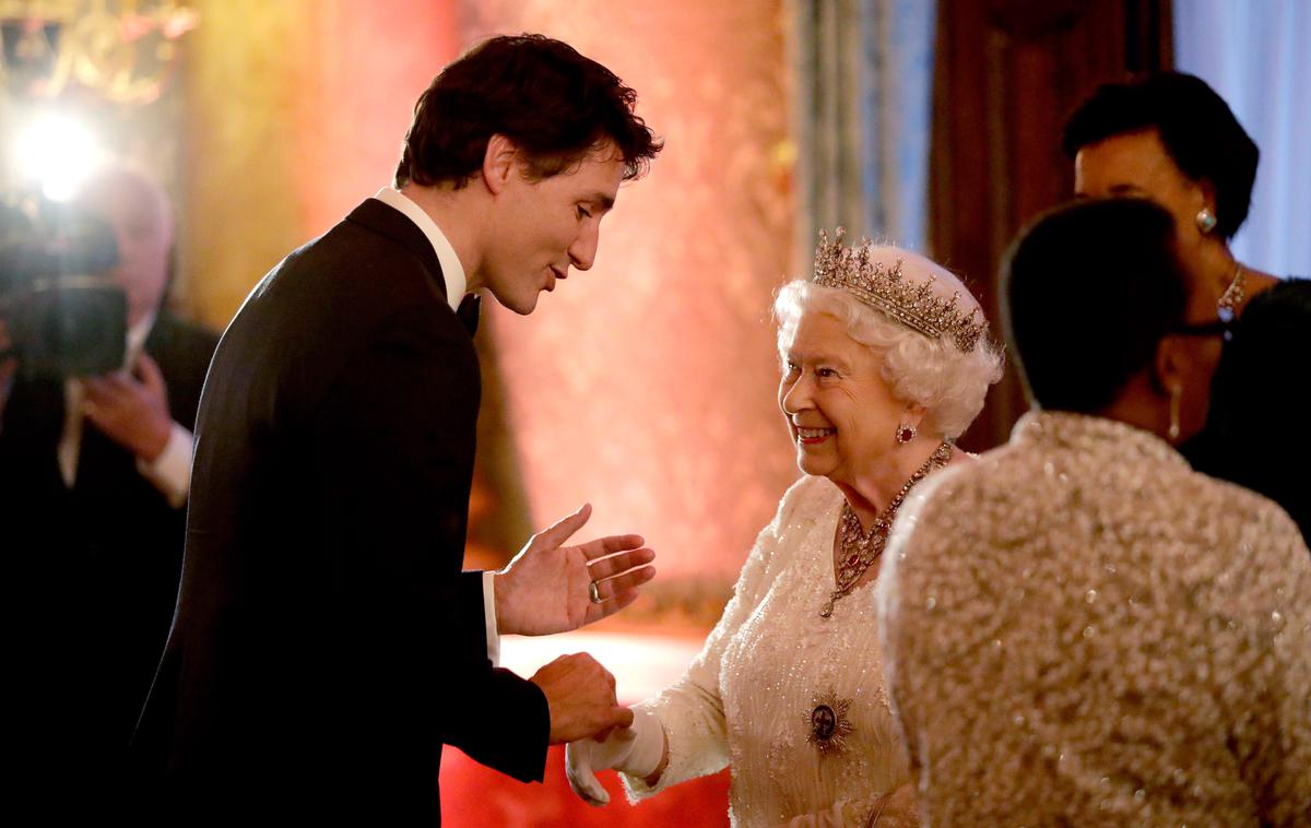 Justin Trudeau, kraljica Elizabeta II. | Trudeau naj bi kraljici osebno zagotovil, da bo Kanada skrbela za varnost Harryja, Meghan in Archieja. | Foto Getty Images