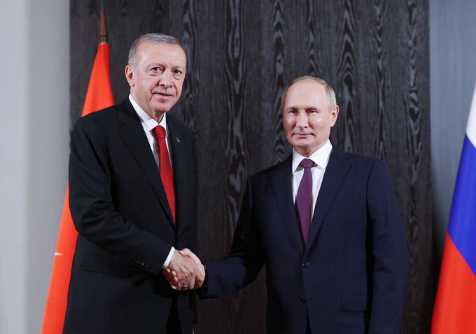 Odnos Erdoganove Turčije do Putinove Rusije je dvojen – po eni strani imata državi različne geopolitične interese v osrednji Aziji, Zakavkazju, Siriji in Libiji, po drugi strani pa ima Erdogan tudi po izbruhu vojne v Ukrajini tesne odnose z Vladimirjem Putinom in se ni pridružil protiruskim gospodarskim sankcijam. | Foto: Guliverimage/Vladimir Fedorenko