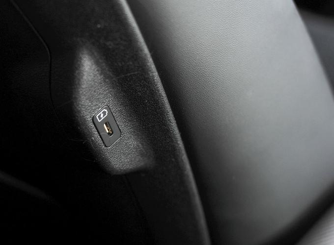 V notranjosti mrgoli priključkov USB, ki jih najdemo tudi na straneh sprednjih sedežev. | Foto: Gregor Pavšič