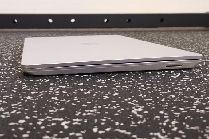 Microsoft Surface Laptop Go na najdebelejši točki meri le okrog 1,5 centimetra. Ni med najtanjšimi ultrabooki, a ne zaostaja veliko. Tista reža je magnetni priklop za polnilni kabel. | Foto: Matic Tomšič