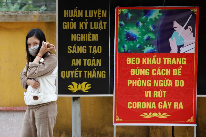 Vietnam se je "prebudil" že takrat, ko so o okužbah začeli poročati na Kitajskem, od koder vsako leto v Vietnam pride nekaj milijonov obiskovalcev. Tudi se niso zanašali na takrat še veljavna sporočila svetovne zdravstvene organizacije, da (še) ni zanesljivih dokazov, da bi se virus SARS-CoV-2, povzročitelj bolezni covid-19, lahko prenašal s človeka na človeka. | Foto: Reuters